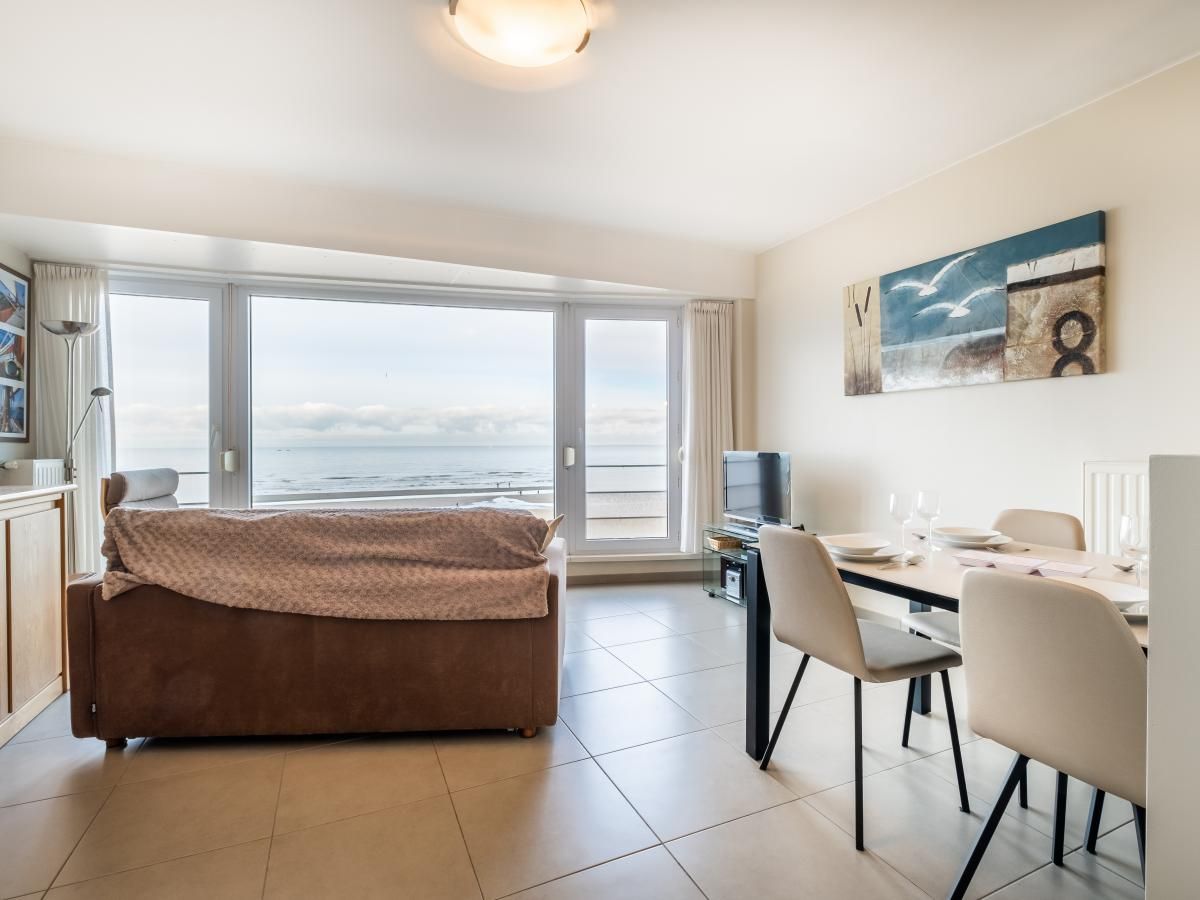 Geniet van het panoramische zeezicht vanuit de woonkamer van vakantiehuis Vitelli vierde in Koksijde, West-Vlaanderen, Belgie.
