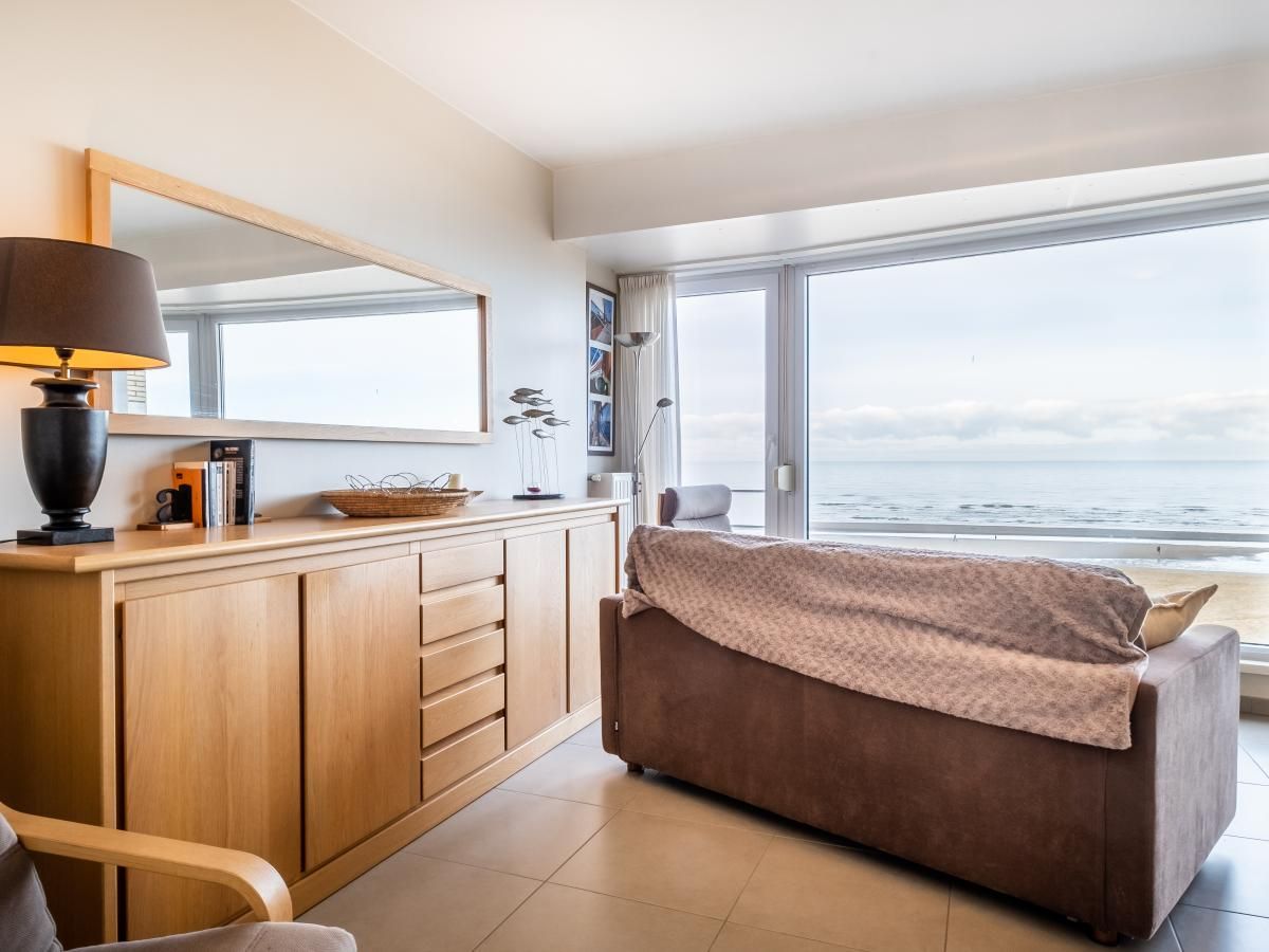 Gezellige woonkamer van Vitelli vierde vakantiehuis in Koksijde, West-Vlaanderen met panoramisch uitzicht op zee en moderne inrichting.