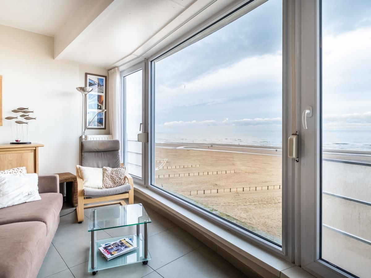 Geniet van het panoramisch zeezicht vanuit de woonkamer van Vitelli vierde, een vakantiehuis in Koksijde, West-Vlaanderen, Belgie.