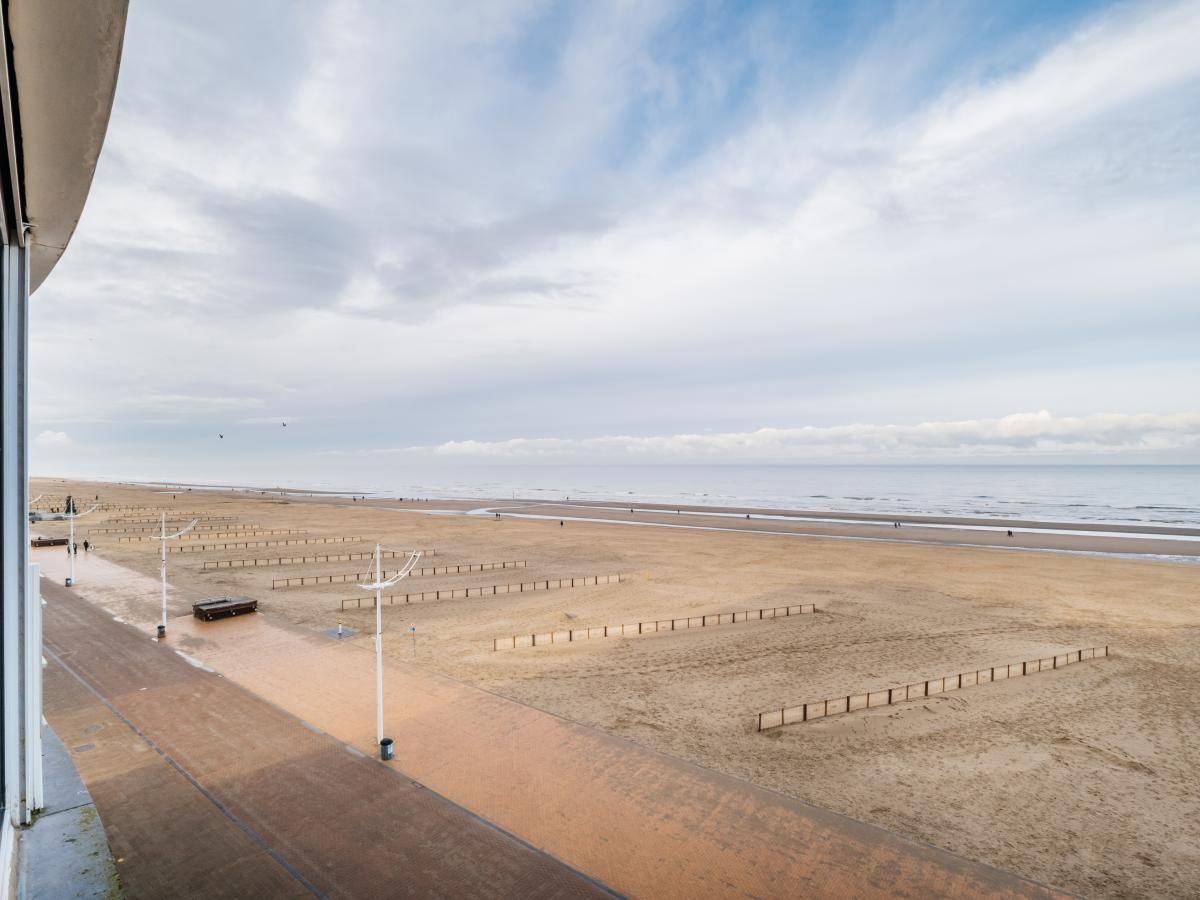 Uitzicht op het strand bij Vitelli vierde vakantiehuis in Koksijde, West-Vlaanderen, met een panoramisch zeezicht en uitgestrekte zandstranden.