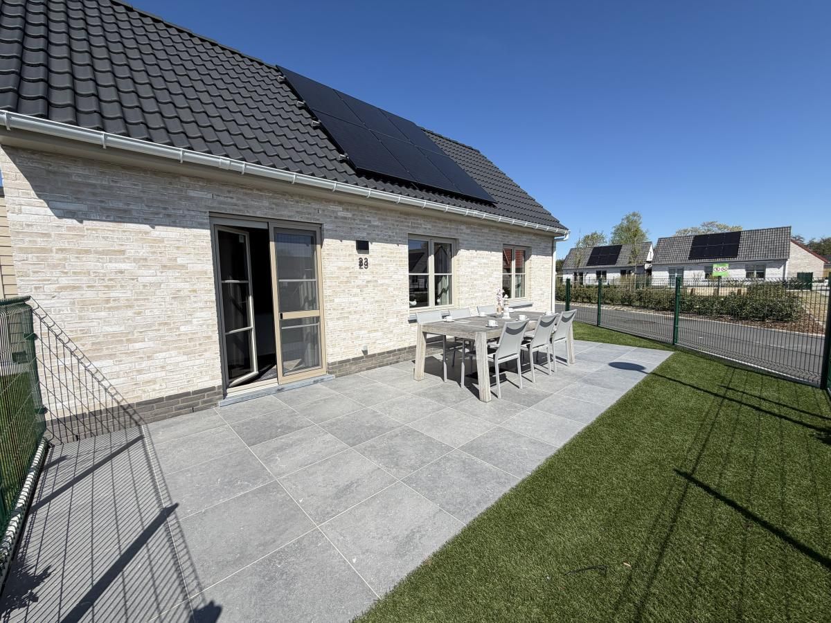 Geniet van het zonnige terras van vakantiehuis Westhinder II H23 in Koksijde, West-Vlaanderen, met moderne voorzieningen en ruime buitenruimte.