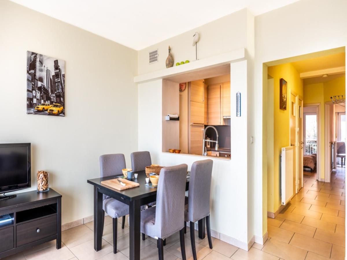 Gezellige eetruimte in vakantiehuis Vitelli, Koksijde, West-Vlaanderen met moderne keuken en comfortabele zithoek.