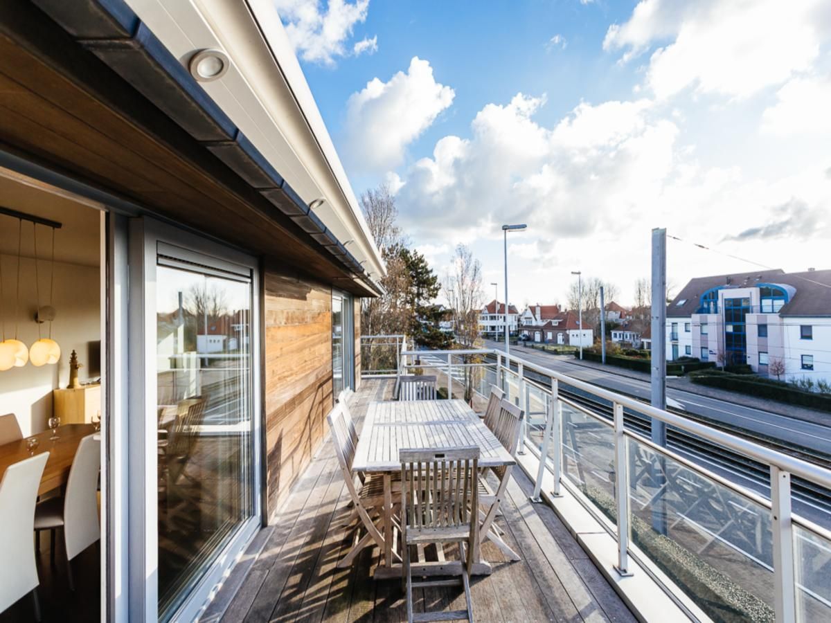 Geniet van het zonnige terras bij Le Penthouse, een luxe vakantiehuis in Koksijde, West-Vlaanderen, met prachtig uitzicht op de omgeving.