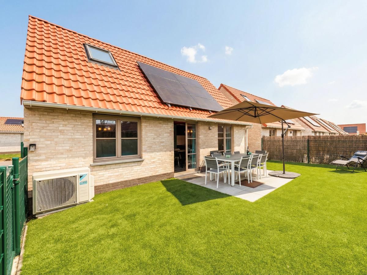 Vakantiehuis Westhinder I H12 in Koksijde, West-Vlaanderen, met charmante gevel en kleurrijke tuin in rustige woonwijk.