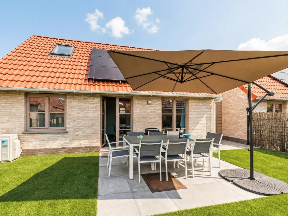 Gezellige woonkamer van vakantiehuis Westhinder I H12 in Koksijde, Belgie, met moderne inrichting en veel natuurlijk licht.
