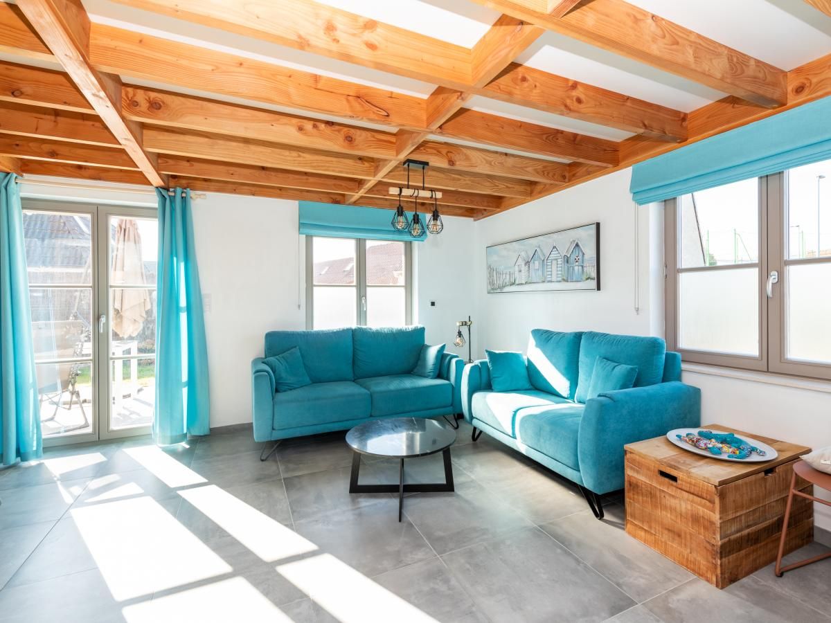 Sfeervolle slaapkamer in vakantiehuis Westhinder I H12, Koksijde, West-Vlaanderen, met comfortabel bed en natuurlijke lichtinval.