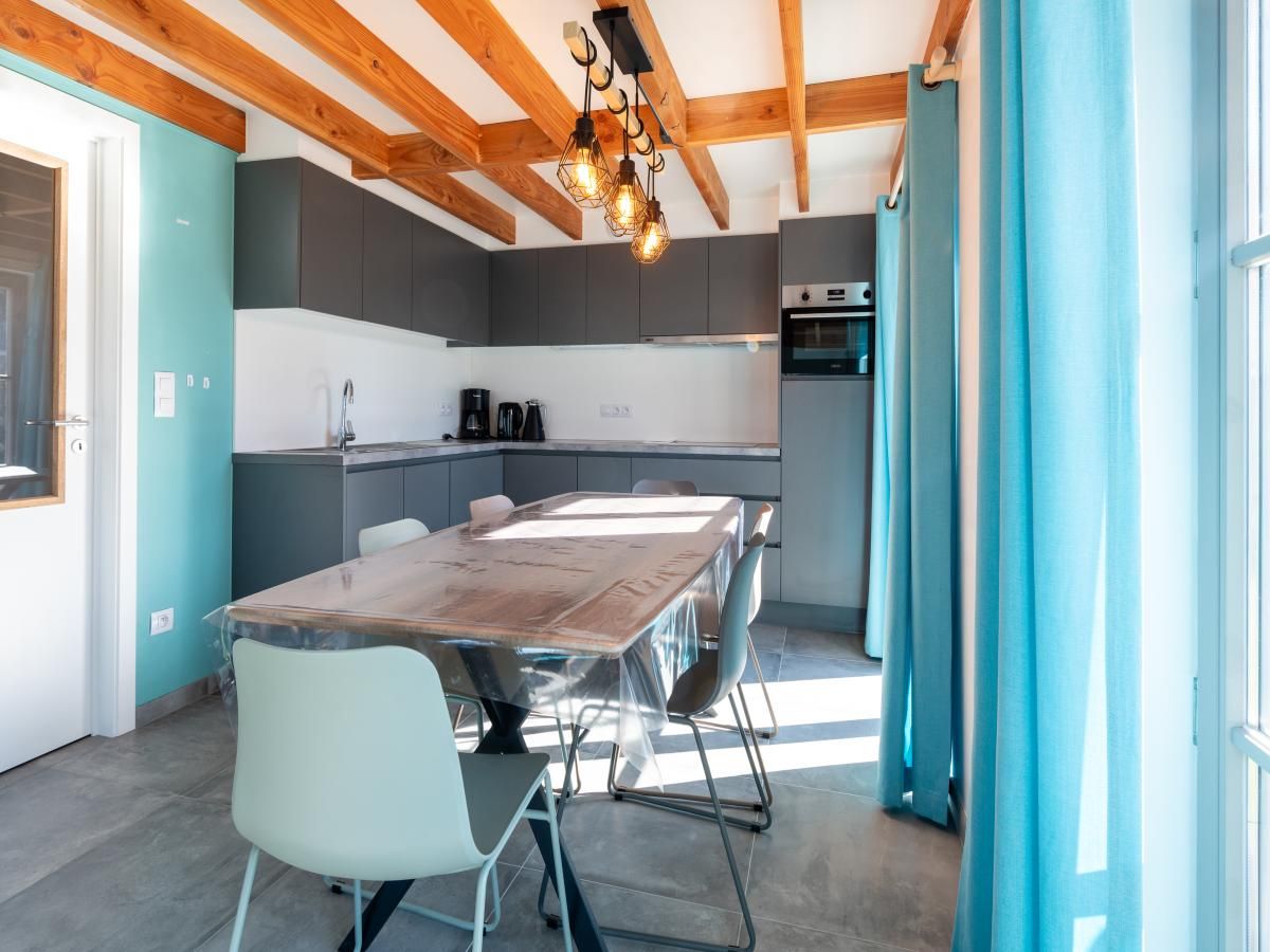 Stijlvolle keuken in Westhinder I H12 vakantiehuis, Koksijde, met modern interieur en veel natuurlijk licht, West-Vlaanderen, Belgie.