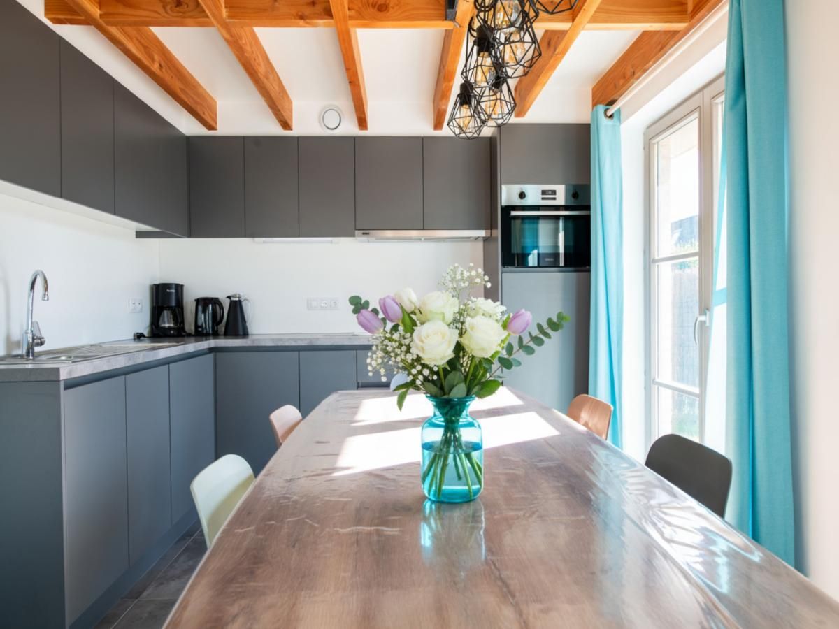 Moderne keuken in Westhinder I H12 vakantiehuis, Koksijde, West-Vlaanderen met stijlvolle grijze kasten en houten balken.