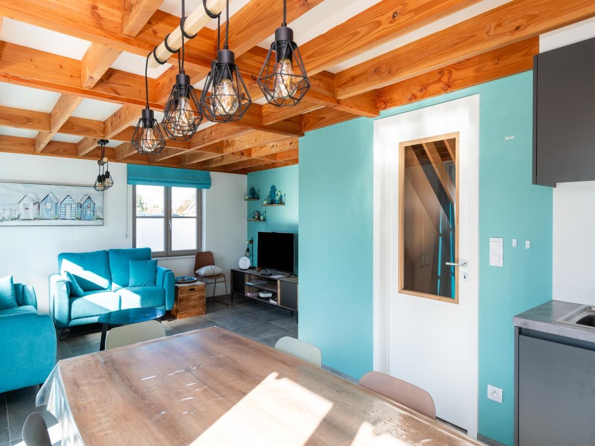Gezellige woonkamer in vakantiehuis Westhinder I H12 in Koksijde, West-Vlaanderen, met moderne inrichting en kleurrijke accenten.