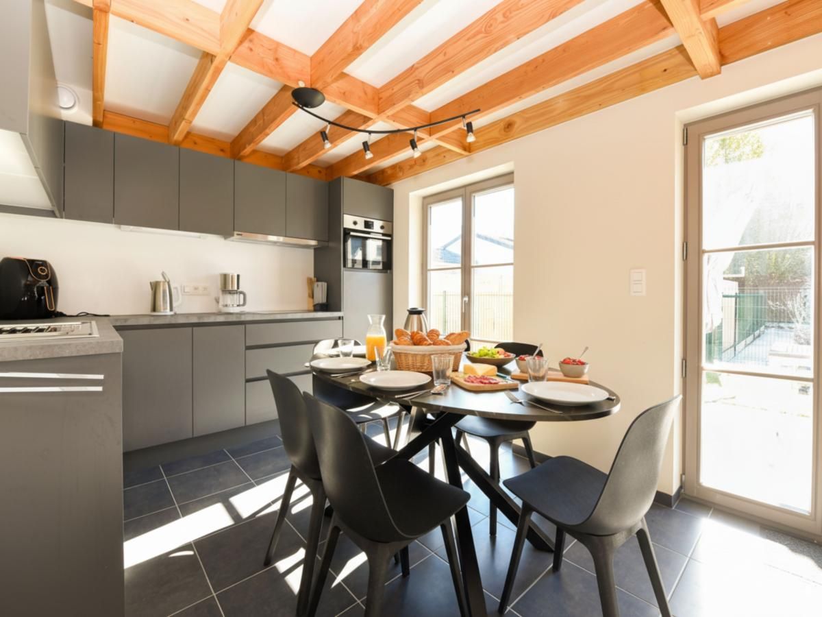 Gemuetliche Kueche des Ferienhauses Westhinder II H53 in Koksijde, Westflandern, mit moderner Einrichtung und viel natuerlichem Licht.