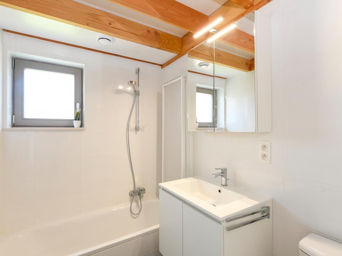 Modernes Badezimmer im Ferienhaus Westhinder II H53, Koksijde, Westflandern, mit Holzbalken und schlichtem Waschbecken.
