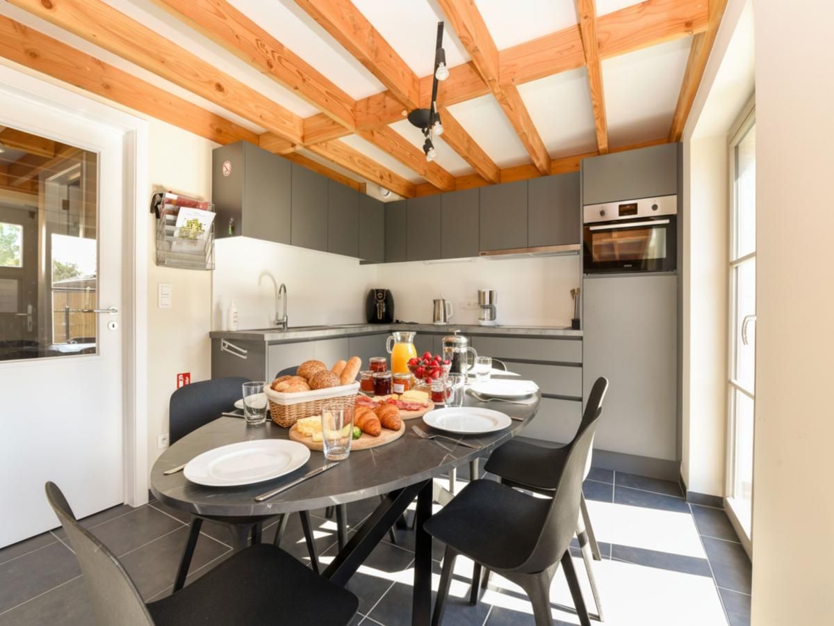 Gemuetliche Kueche im Ferienhaus Westhinder II H53, Koksijde, Westflandern, mit moderner Einrichtung und sonniger Essecke.