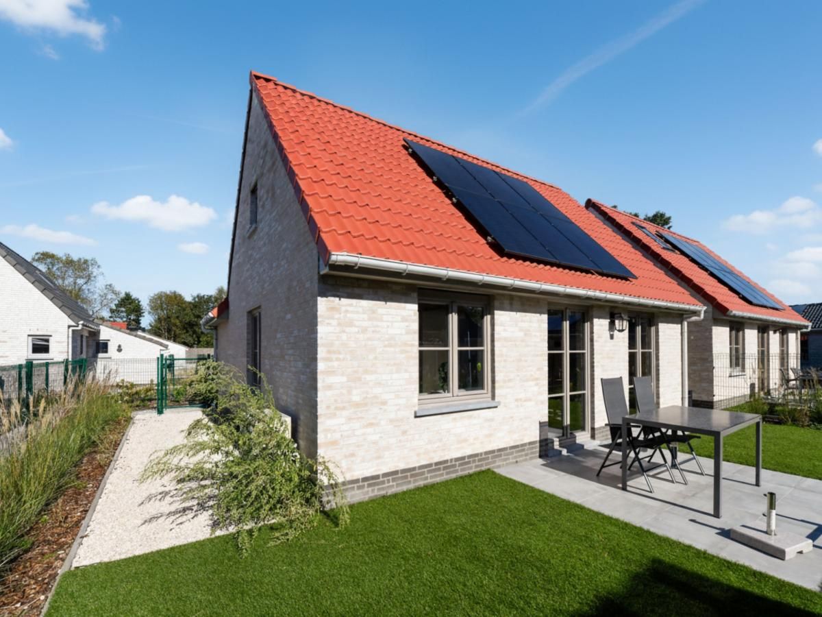 Westhinder II H54 vakantiehuis in Koksijde, West-Vlaanderen met zonnig terras en moderne architectuur omgeven door natuur.