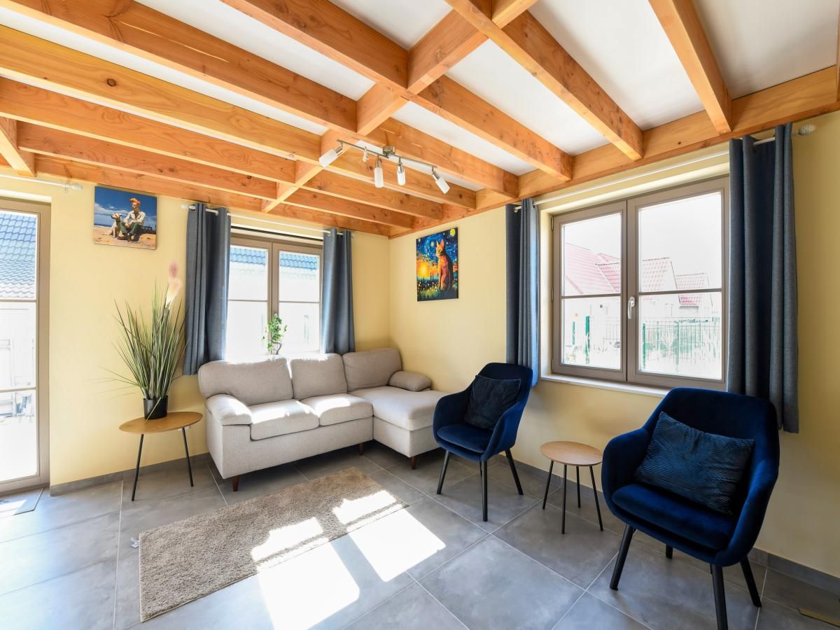 Gezellige woonkamer in vakantiehuis Westhinder II H54 in Koksijde, West-Vlaanderen met comfortabele zitruimte en veel natuurlijk licht.