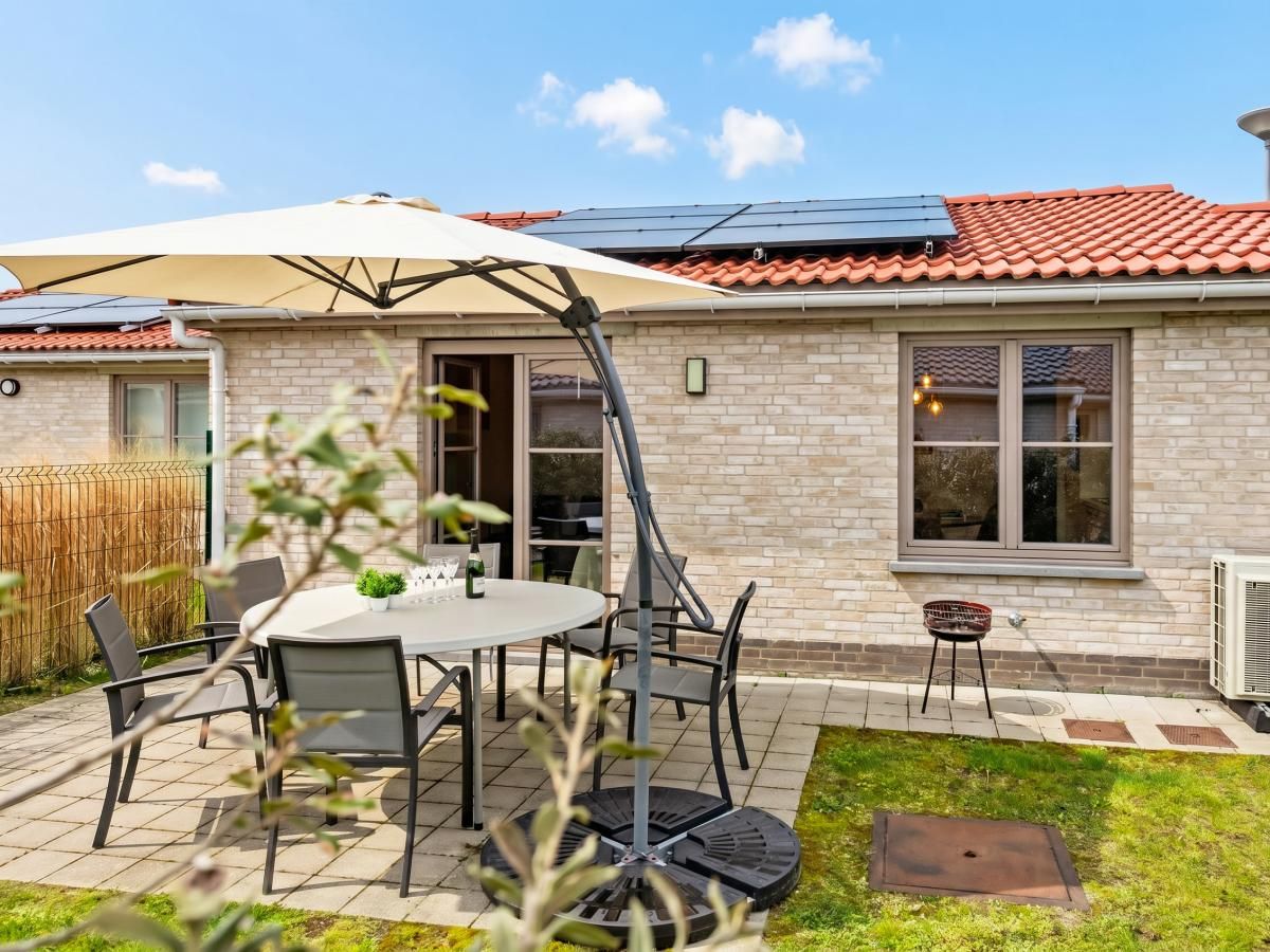 Vakantiehuis Westhinder I H95 in Koksijde, West-Vlaanderen, met zonnig terras en moderne architectuur, ideaal voor een ontspannen verblijf.