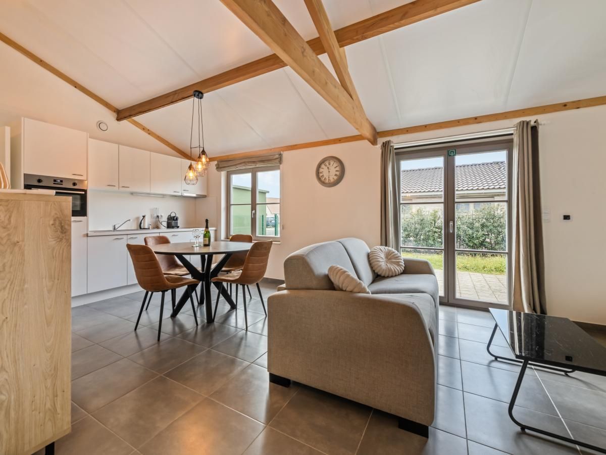 Gezellige keuken en eetruimte in vakantiehuis Westhinder I H95, Koksijde, West-Vlaanderen, ideaal voor een ontspannen verblijf.