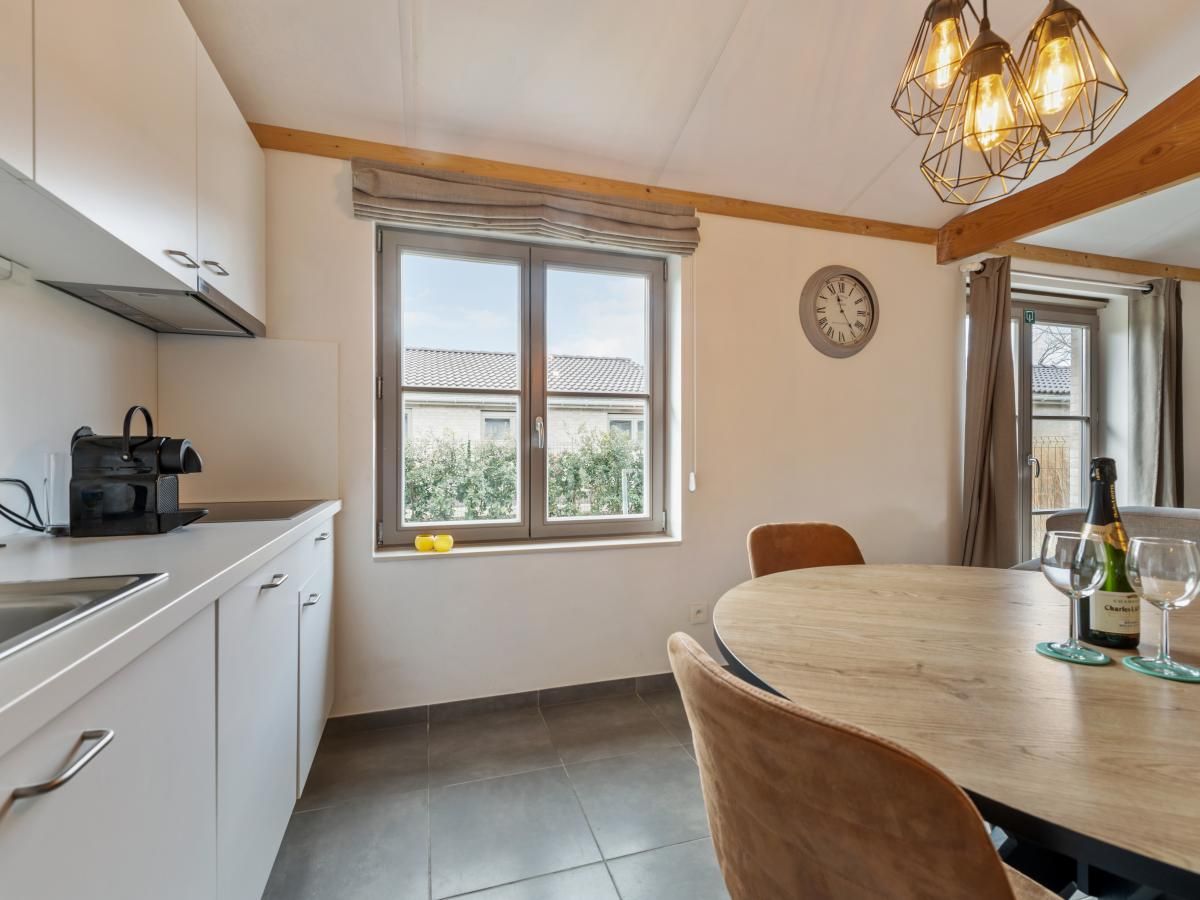 Gezellige woonkamer in vakantiehuis Westhinder I H95 in Koksijde, West-Vlaanderen, met moderne inrichting en veel natuurlijk licht.
