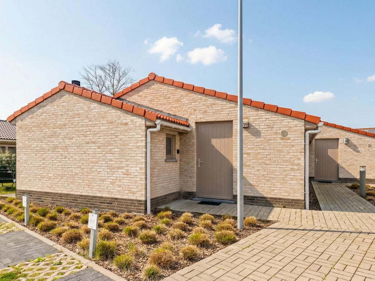 Moderne woonkamer in vakantiehuis Westhinder I H95, Koksijde, met houten balken en stijlvolle verlichting in West-Vlaanderen, Belgie.