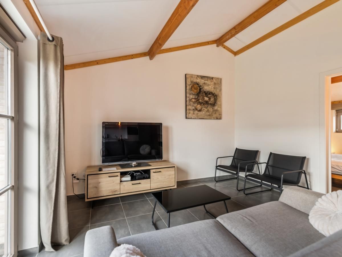 Gezellige eetruimte in Westhinder I H95 vakantiehuis, Koksijde, Belgie met moderne inrichting en veel natuurlijk licht.