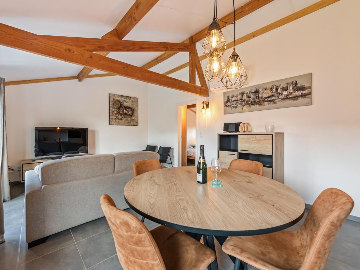 Moderne keuken in vakantiehuis Westhinder I H95 in Koksijde, West-Vlaanderen, Belgie met stijlvolle eethoek en eigentijds interieurontwerp.