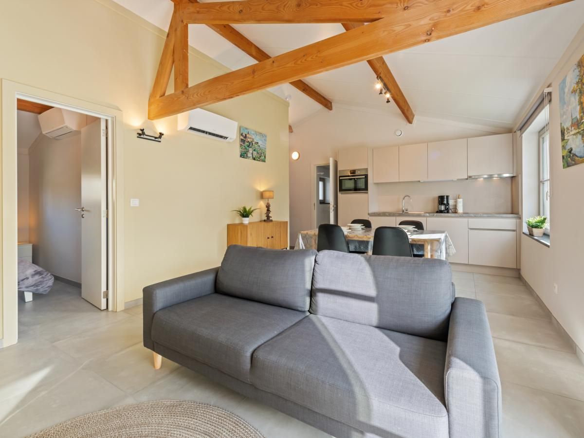 Gezellige woonkamer van vakantiehuis Westhinder II H18 in Koksijde, West-Vlaanderen, met eetruimte en natuurlijke lichtinval.