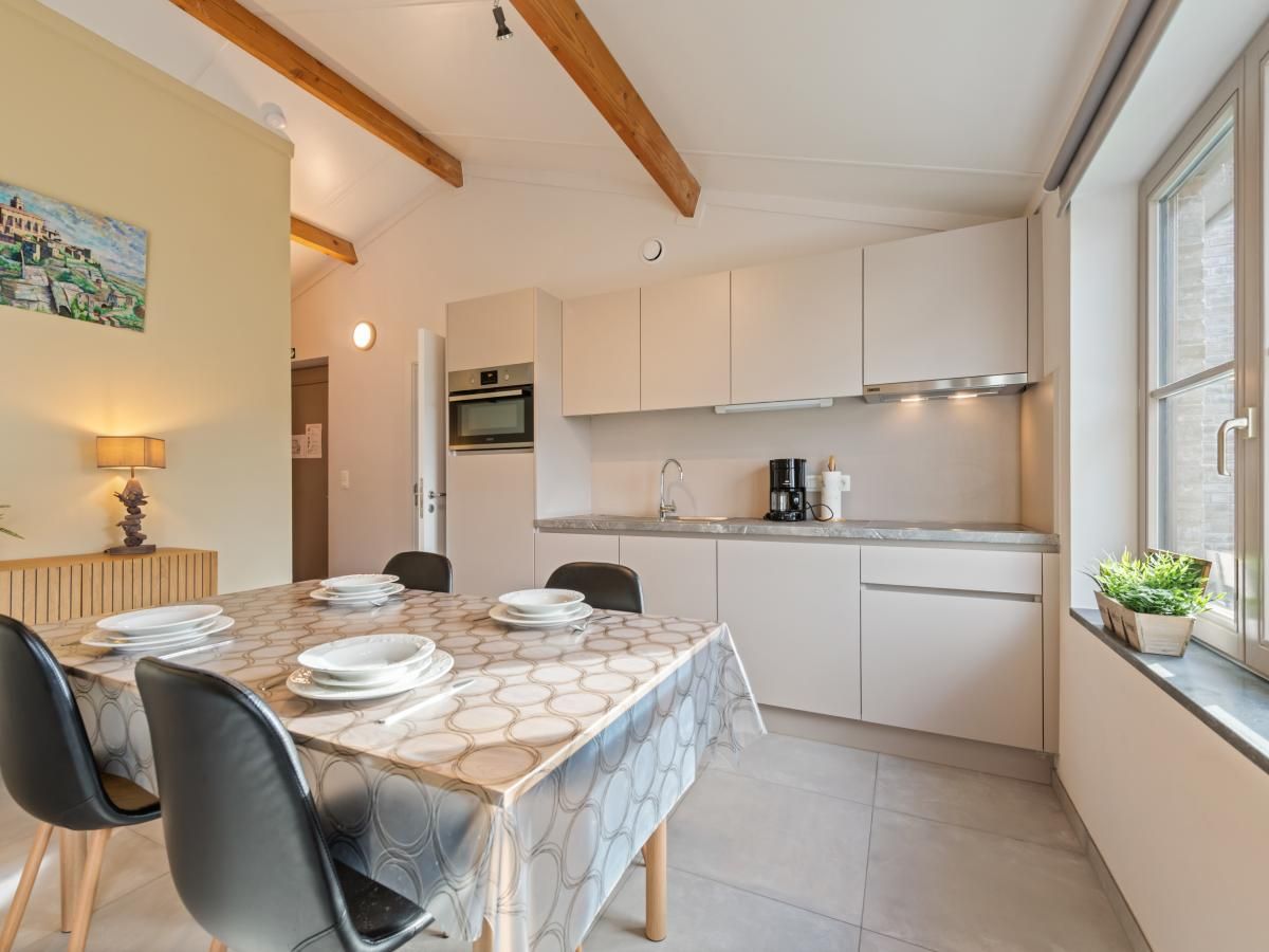 Gezellige woonkamer in vakantiehuis Westhinder II H18, Koksijde, met comfortabele bank en moderne inrichting, ideaal voor ontspanning in West-Vlaanderen.