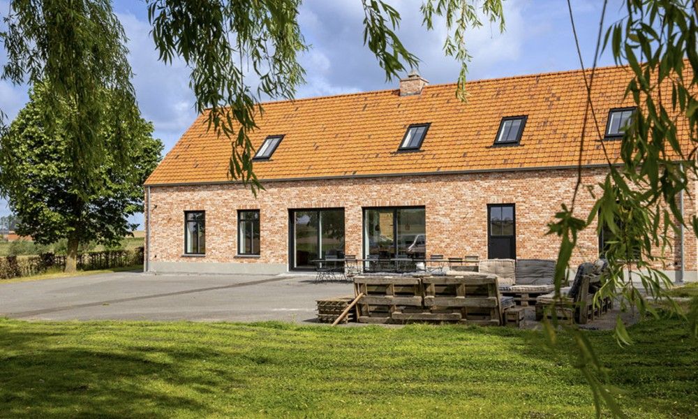 Rustikales Ferienhaus 't hov in Passendale, Westflandern, mit grossem gruenen Garten und Terrasse.