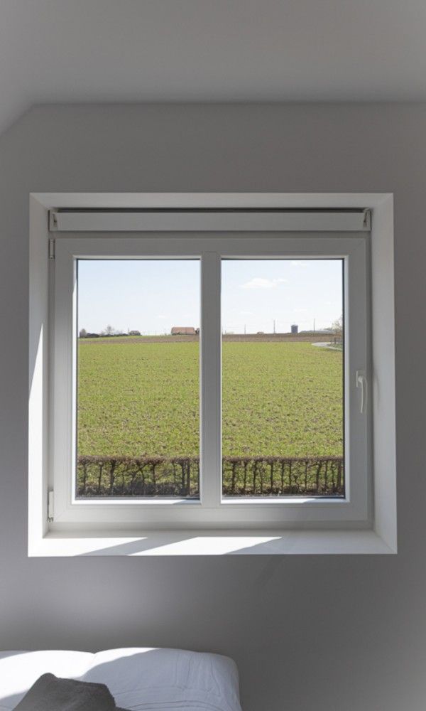 Von 't hov in Passendale hat man einen Blick auf weite gruene Felder und ruhige Landschaften.