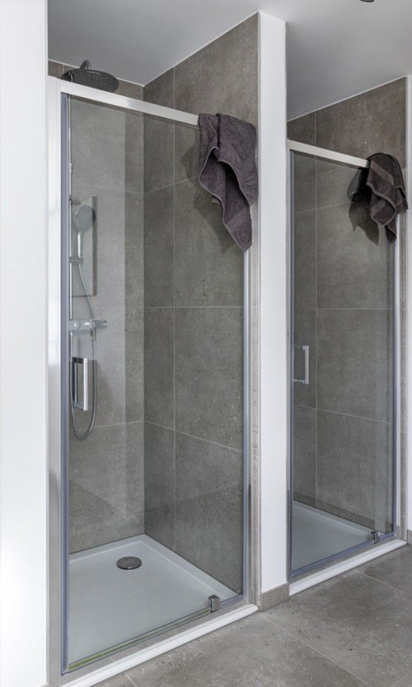 Modernes Badezimmer in 't hov, Passendale, mit luxurioeser Duscheinrichtung und glatter Oberflaeche.