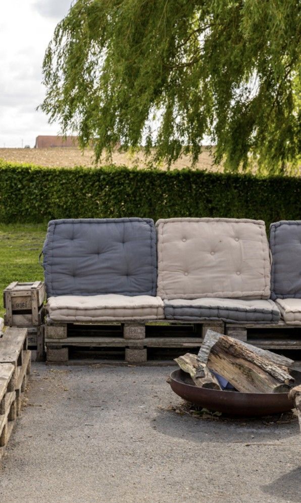 Gemuetliche Outdoor-Lounge in 't hov, Passendale, mit gemuetlicher Sitzecke und Feuerstelle.