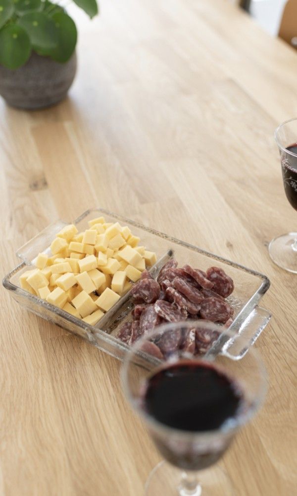 Kulinarisches Erlebnis im 't hov, Passendale, mit Kaese und Charcuterie auf dem Holztisch, begleitet von Wein.