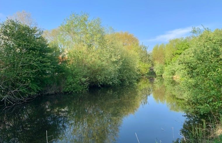 Restful natural setting at Cottage in Alveringem, vacation home in Alveringem, West Flanders, Belgium with beautiful water view.