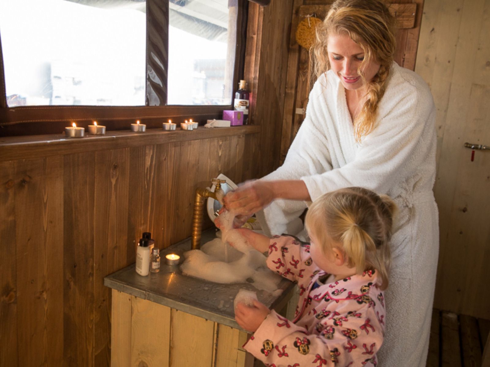 Geniessen Sie den Luxus im Zeltcottage mit heisser Privatdusche in Poperinge, Westflandern. Entspannter Moment im gemuetlichen Badezimmer.