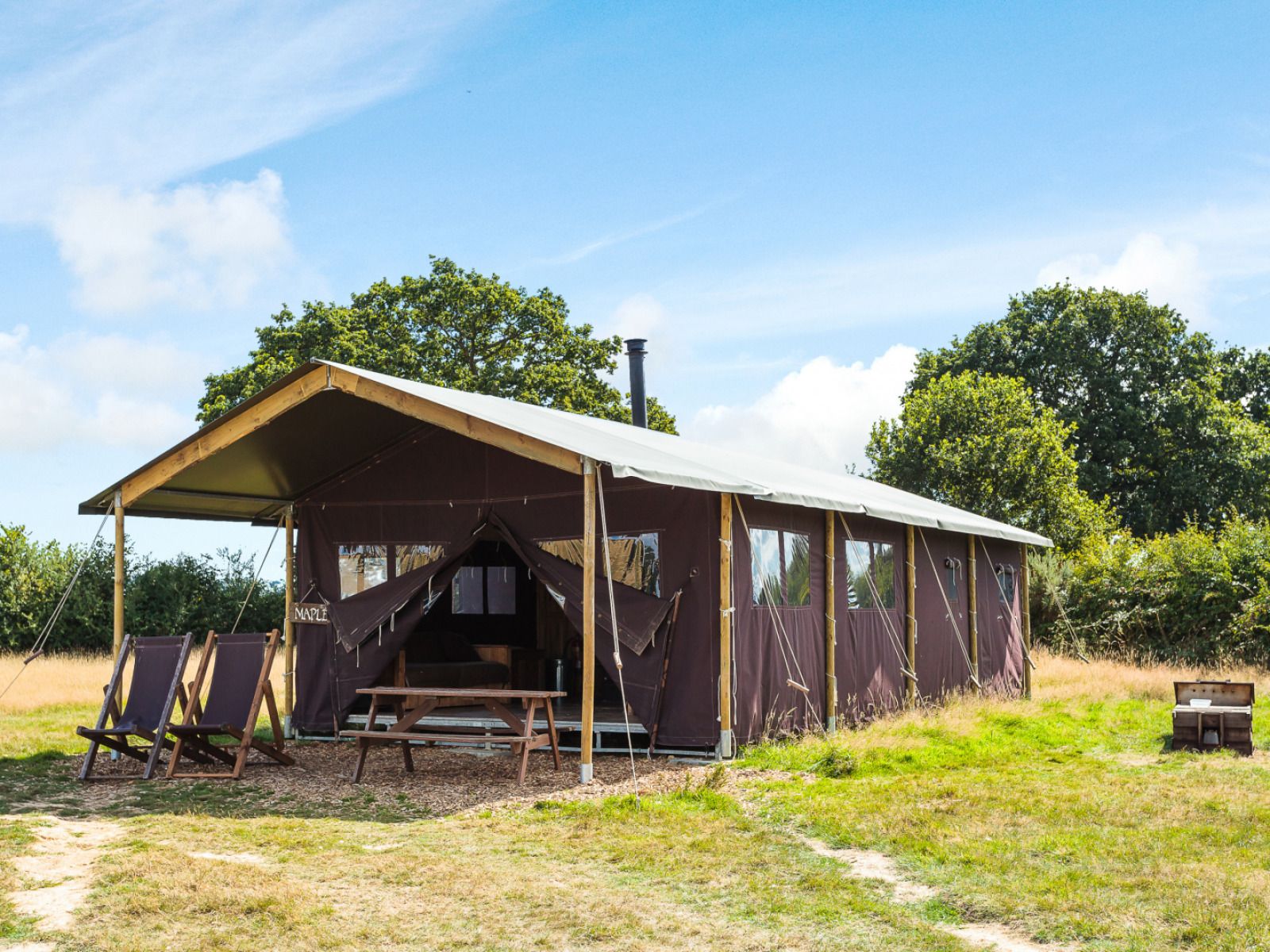 Zeltcottage mit privater Warmwasserdusche im Zelt, eine stimmungsvolle Glamping-Lodge in Poperinge, Westflandern, umgeben von gruener Natur.