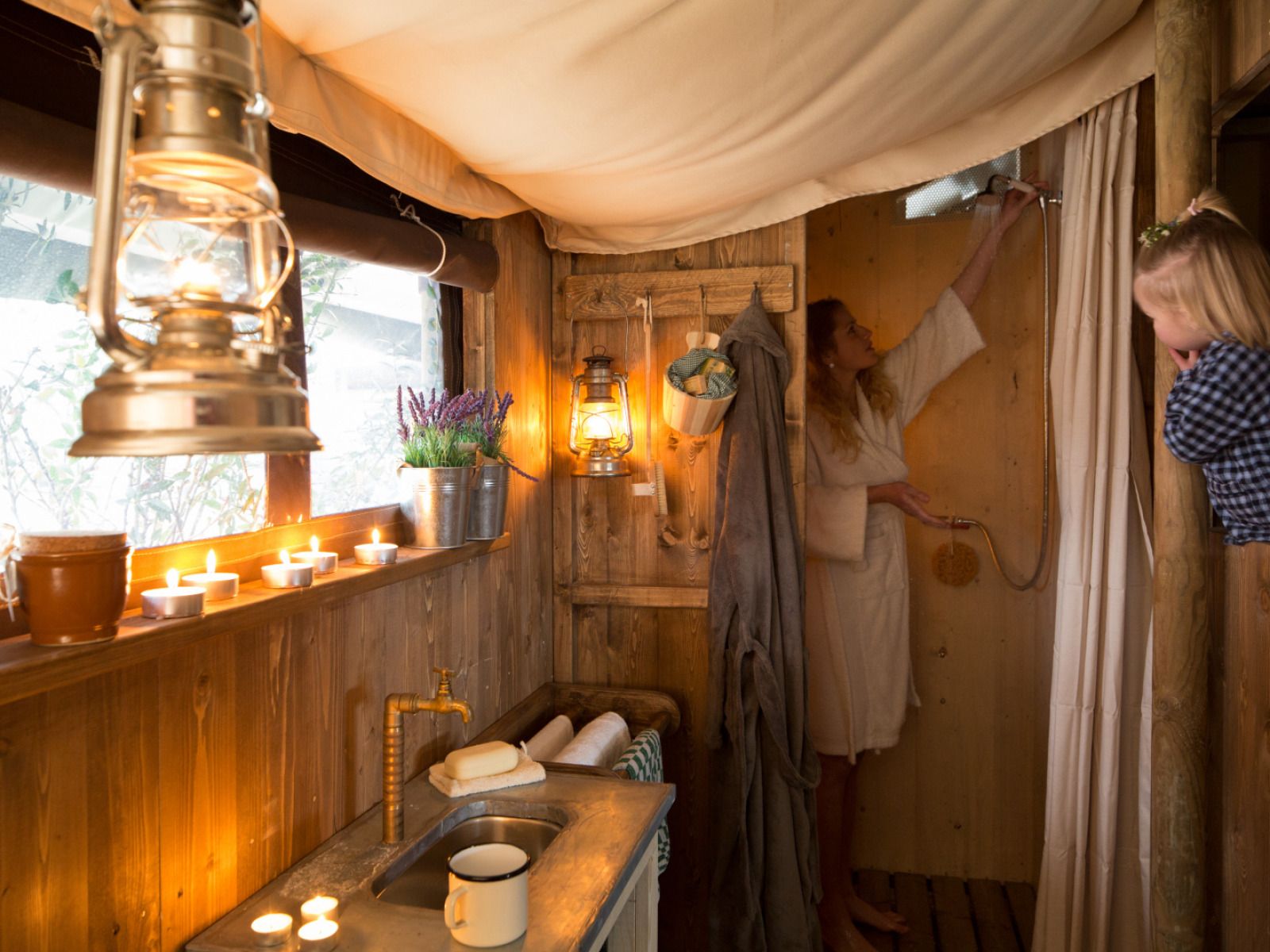 Geniessen Sie die luxurioese private Dusche im Tent House in Poperinge, Westflandern, ein einzigartiges Glamping-Erlebnis in Belgien.