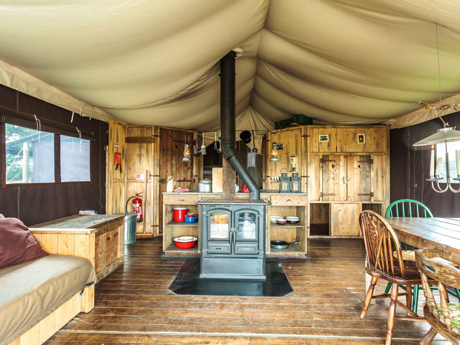 Gemuetliches Interieur der Tent Lodge mit privater Warmwasserdusche in Poperinge, Belgien. Geniessen Sie den Komfort einer Glamping-Lodge in Westflandern.