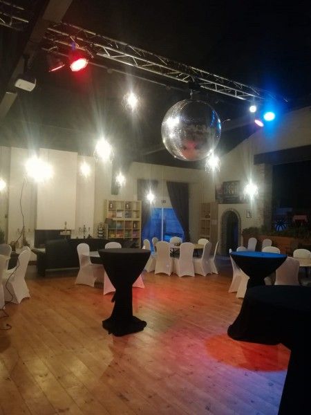 Partyraum mit Discokugel im Skindles Guesthouse, Ferienhaus in Poperinge, Westflandern.