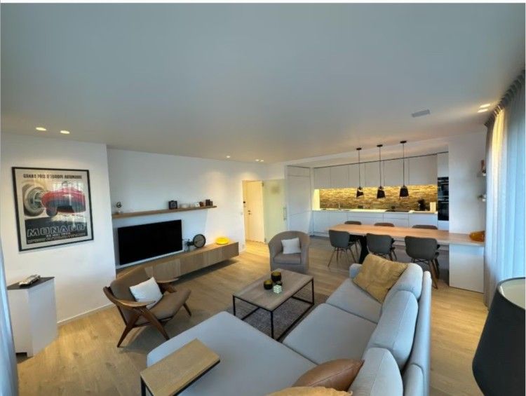 Stilvolles Wohnzimmer der Wohnung Memling in Sint-Andries, Westflandern, mit moderner Kueche und gemuetlicher Sitzecke fuer einen entspannten Aufenthalt.