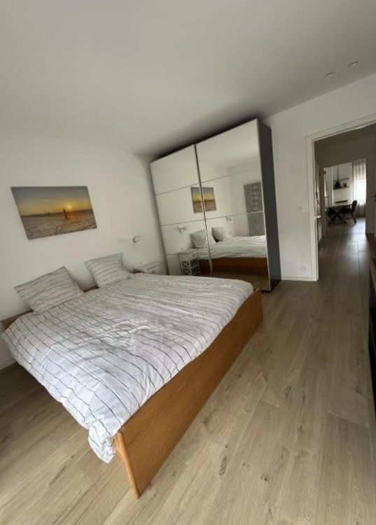 Modernes Badezimmer in Flat Memling, einer Wohnung in Sint-Andries, Westflandern, mit stilvollem Waschbecken und glattem Fliesenboden.