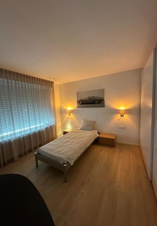 Gemuetliches Schlafzimmer in Flat Memling, einer Wohnung in Sint-Andries, Westflandern, mit bequemem Bett und moderner Einrichtung.