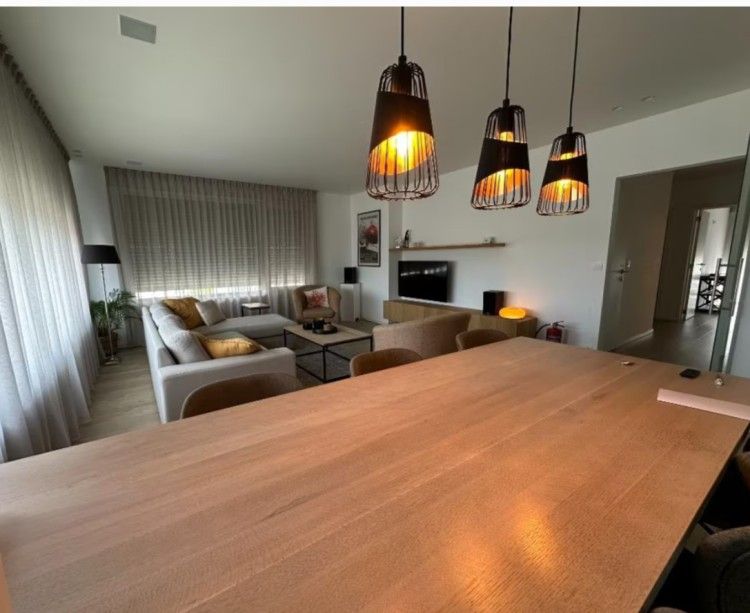 Attraktives Schlafzimmer in Flat Memling, einer Wohnung in Sint-Andries, Westflandern, mit moderner Einrichtung und beruhigendem Ambiente.