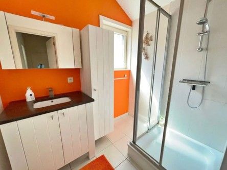 Stijlvolle badkamer met douche in Residentie Arthur - Lombardsijde vakantiehuis, Belgie.