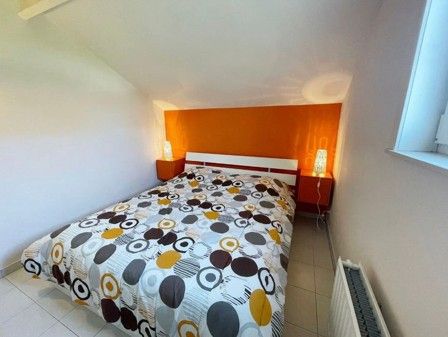 Comfortabele slaapkamer met kleurrijk interieur in Residentie Arthur - Lombardsijde, West-Vlaanderen.