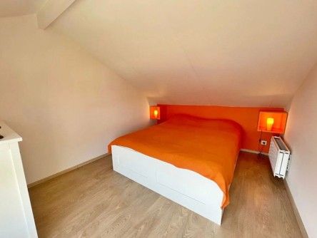 Tweede slaapkamer met warme tinten in Residentie Arthur - Lombardsijde vakantiehuis, Belgie.