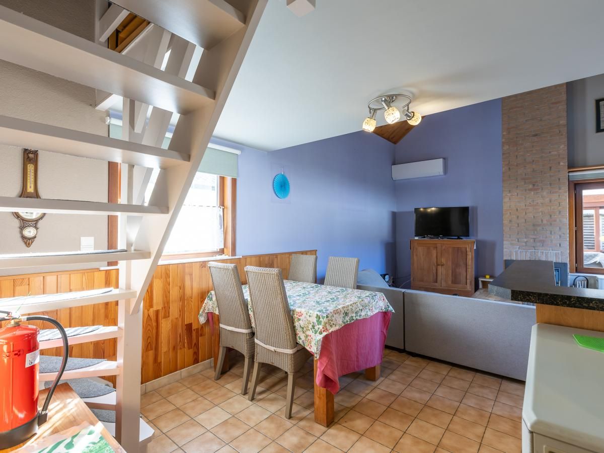 Binnenruimte van vakantiehuis Wittedorp - 15 in Lombardsijde, West-Vlaanderen met gezellige eethoek en moderne woonkamer.