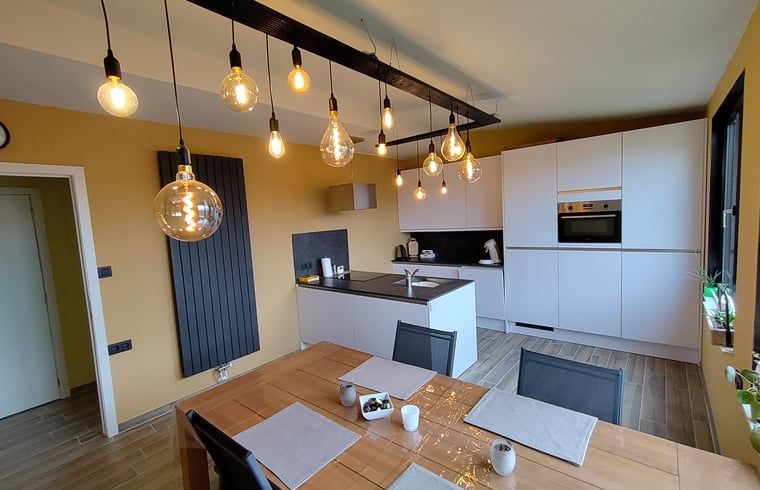 Stilvolle Kueche des Cottage in Ingooigem, Ferienhaus in Belgien, mit modernen Geraeten und stimmungsvoller Beleuchtung.