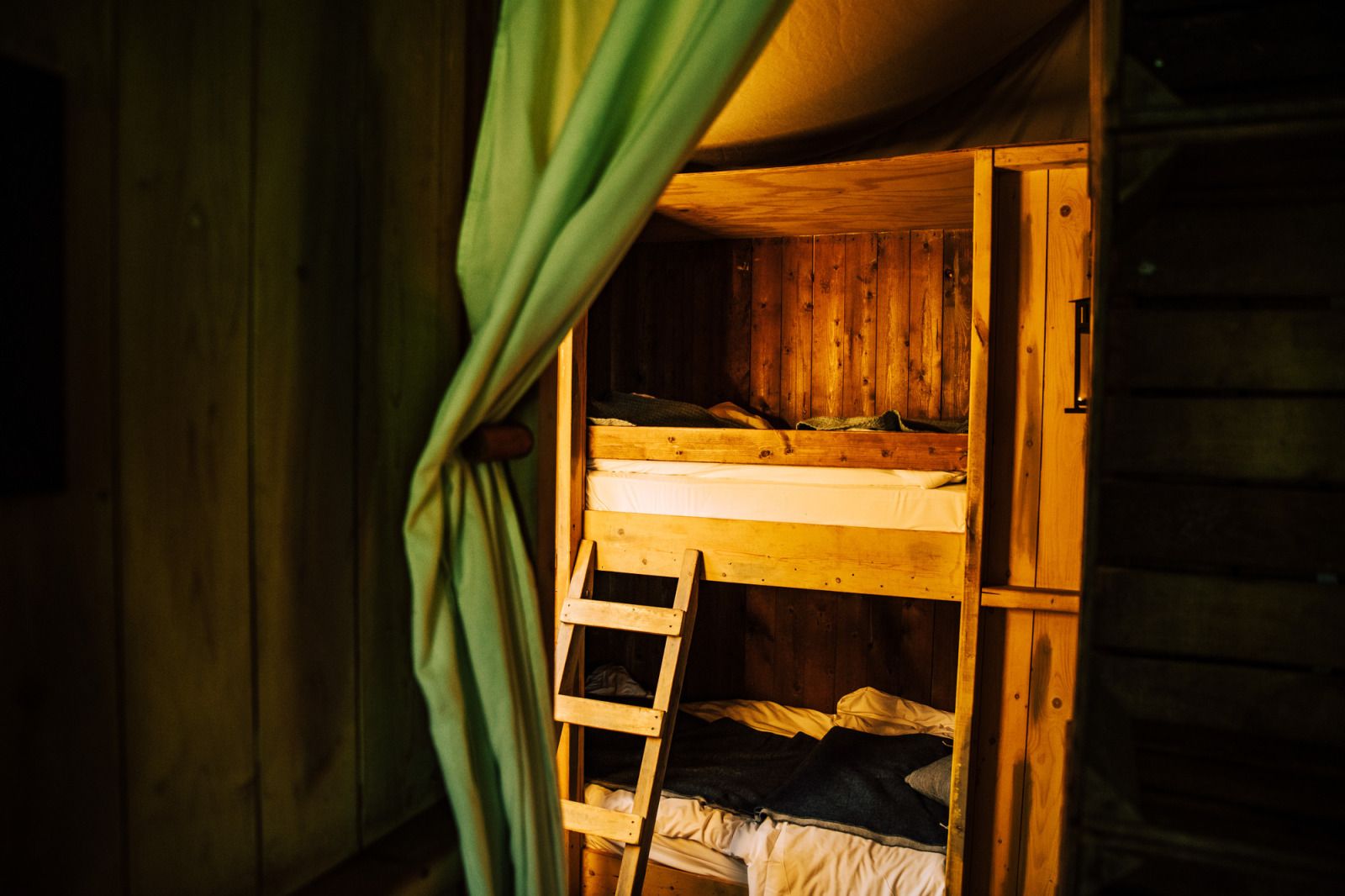 Cozy sleeping quarters in Tent House with hot private shower, located in quiet Torhout, West Flanders, ideal for a unique glamping experience.