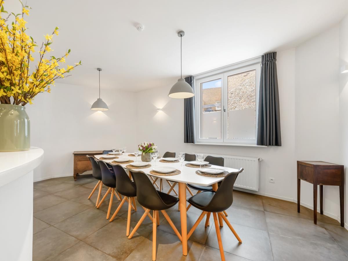 Stilvolles Wohnzimmer des Ferienhauses "De Loft" in Veurne, Westflandern, mit moderner Einrichtung und einer grosszuegigen Sitzecke.