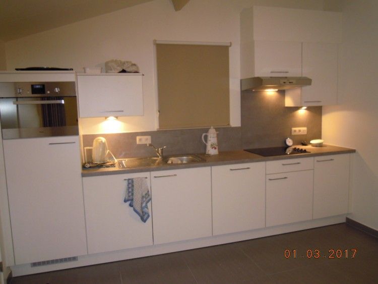 Moderne Kueche im Ferienhaus Lombardsijde, gelegen in Lombardsijde-Middelkerke, Westflandern, Belgien.