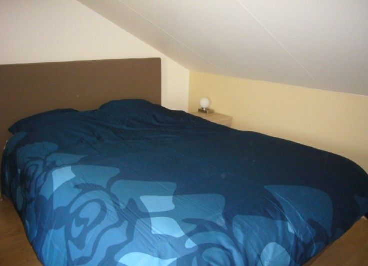 Gemuetliches Schlafzimmer mit grossem Bett im Ferienhaus Lombardsijde, Lombardsijde-Middelkerke, Westflandern, Belgien.